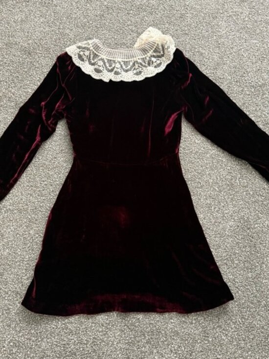 Doen Burgundy Velvet Mini Dress with Lace Collar - Picture 6 of 7